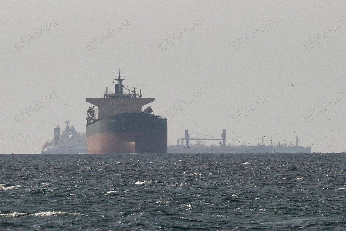 油轮通行海峡.jpg