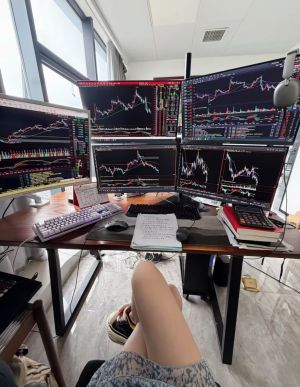 在涨跌起伏里，修炼自己的心态，在盈亏得失中，看清自己的内心#女交易员 #外汇黄-EAHub外汇论坛